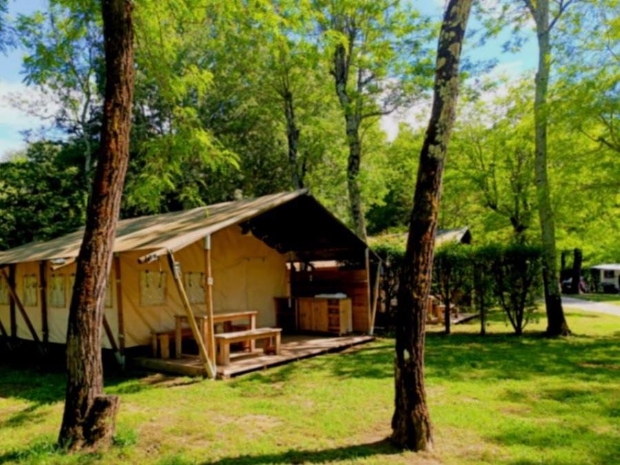 Camping Pas Cher vous présente avec son site Officiel campingpascher.fr, le Camping La Digue classé 4 étoiles, situé sur la commune de Chauzon dans le département Ardèche (Rhône Alpes) en France. Le camping La Digue vous propose un hébergement de type tente en toile et bois pour 1 personne. L'établissement vous propose 8 autres types d'hébergements. Découvrez tous nos séjours à petits prix dans la commune et aux alentours de Chauzon du département : Ardèche (Rhône Alpes). Les Avis clients pour le Camping La Digue sont excellents avec une note moyenne de 8 sur 10. Rivière, Piscine chauffée, Piscine extérieure, Animation enfants, Animations familiales, Aire de jeux enfants, Canoë-kayak, Centre équestre, Court de tennis, Cyclisme, Golf, Ping-pong, Pétanque, Randonnée, Bar, Dépôt de pain, Pizzeria, Plats à emporter, Snack/Bar, Épicerie,... En savoir plus : cliquez-ICI.
