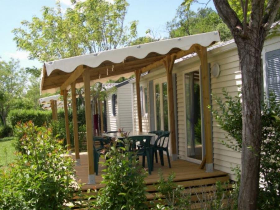 Camping Pas Cher vous présente avec son site Officiel campingpascher.fr, le Camping La Digue classé 4 étoiles, situé sur la commune de Chauzon dans le département Ardèche (Rhône Alpes) en France. Le camping La Digue vous propose un hébergement de type mobil-home de 29 m². L'établissement vous propose 8 autres types d'hébergements. Découvrez tous nos séjours à petits prix dans la commune et aux alentours de Chauzon du département : Ardèche (Rhône Alpes). Les Avis clients pour le Camping La Digue sont excellents avec une note moyenne de 8 sur 10. Rivière, Piscine chauffée, Piscine extérieure, Animation enfants, Animations familiales, Aire de jeux enfants, Canoë-kayak, Centre équestre, Court de tennis, Cyclisme, Golf, Ping-pong, Pétanque, Randonnée, Bar, Dépôt de pain, Pizzeria, Plats à emporter, Snack/Bar, Épicerie,... En savoir plus : cliquez-ICI.