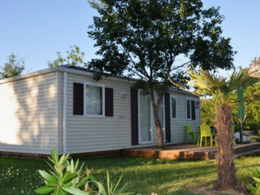 Camping Pas Cher vous présente avec son site Officiel campingpascher.fr, le Camping La Digue classé 4 étoiles, situé sur la commune de Chauzon dans le département Ardèche (Rhône Alpes) en France. Le camping La Digue vous propose un hébergement de type mobil-home de 25 m². L'établissement vous propose 8 autres types d'hébergements. Découvrez tous nos séjours à petits prix dans la commune et aux alentours de Chauzon du département : Ardèche (Rhône Alpes). Les Avis clients pour le Camping La Digue sont excellents avec une note moyenne de 8 sur 10. Rivière, Piscine chauffée, Piscine extérieure, Animation enfants, Animations familiales, Aire de jeux enfants, Canoë-kayak, Centre équestre, Court de tennis, Cyclisme, Golf, Ping-pong, Pétanque, Randonnée, Bar, Dépôt de pain, Pizzeria, Plats à emporter, Snack/Bar, Épicerie,... En savoir plus : cliquez-ICI.