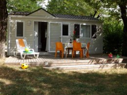 Camping Pas Cher vous présente avec son site Officiel campingpascher.fr, le Camping La Digue classé 4 étoiles, situé sur la commune de Chauzon dans le département Ardèche (Rhône Alpes) en France. Le camping La Digue, vous présente un hébergement de type mobil-home de 22 m². Le camping La Digue vous propose du vendredi 05 juin au vendredi 12 juin 2026, en promotion à -20% pour 7 nuits à 209,60 € au lieu de 262,0 € soit une Économie de 52,40 €. Cette location propose 109 dates différentes pour réserver votre séjour. Découvrez également les 6 autres gammes d'hébergements du camping. Les Avis clients pour le Camping La Digue sont excellents avec une note moyenne de 8 sur 10. Rivière, Piscine chauffée, Piscine extérieure, Animation enfants, Animations familiales, Aire de jeux enfants, Canoë-kayak, Centre équestre, Court de tennis, Cyclisme, Golf, Ping-pong, Pétanque, Randonnée, Bar, Dépôt de pain, Pizzeria, Plats à emporter, Snack/Bar, Épicerie,... En savoir plus : cliquez-ICI.