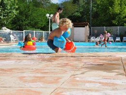 Camping Pas Cher vous présente avec son site Officiel campingpascher.fr, le Camping La Digue classé 4 étoiles, situé sur la commune de Chauzon dans le département Ardèche (Rhône Alpes) en France. Le camping La Digue vous propose un hébergement de type mobil-home de 25 m². L'établissement vous propose 7 autres types d'hébergements. Découvrez tous nos séjours à petits prix dans la commune et aux alentours de Chauzon du département : Ardèche (Rhône Alpes). Les Avis clients pour le Camping La Digue sont excellents avec une note moyenne de 8 sur 10. Rivière, Piscine chauffée, Piscine extérieure, Animation enfants, Animations familiales, Aire de jeux enfants, Canoë-kayak, Centre équestre, Court de tennis, Cyclisme, Golf, Ping-pong, Pétanque, Randonnée, Bar, Dépôt de pain, Pizzeria, Plats à emporter, Snack/Bar, Épicerie,... En savoir plus : cliquez-ICI.