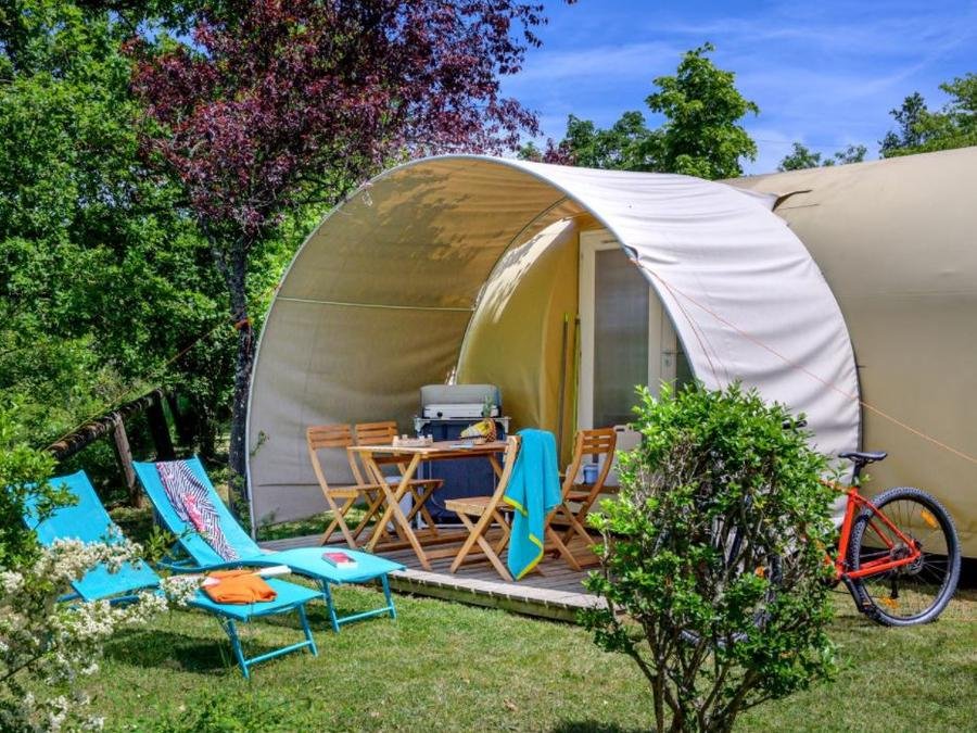 Camping Pas Cher vous présente avec son site Officiel campingpascher.fr, le Camping Flower De Mars classé 4 étoiles, situé sur la commune de Cordelle dans le département Loire (Rhône Alpes) en France. Le camping Flower De Mars, vous présente un hébergement de type tente de 16 m². Le camping Flower De Mars vous propose du sam. 19 septembre au sam. 26 septembre 2026 pour 7 nuits à 329€. Cette location propose 62 dates différentes pour réserver votre séjour. Découvrez également les 11 autres gammes d'hébergements du camping. Les Avis clients pour le Camping Flower De Mars sont excellents avec une note moyenne de 9 sur 10. Piscine chauffée, Piscine extérieure, Animation enfants, Animations familiales, Aire de jeux enfants, Baby-foot, Canoë-kayak, Cyclisme, Ping-pong, Pédalo, Pétanque, Randonnée, Structure gonflable enfants, Trampoline, Bar, Boulangerie, Dépôt de pain, Pizzeria, Plats à emporter, Snack/Bar, Supermarché, Épicerie,... En savoir plus : cliquez-ICI.