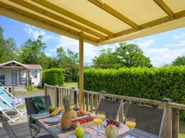 Camping Pas Cher vous présente avec son site Officiel campingpascher.fr, le Camping Flower De Mars classé 4 étoiles, situé sur la commune de Cordelle dans le département Loire (Rhône Alpes) en France. Le camping Flower De Mars, vous présente un hébergement de type mobil-home de 35 m² avec climatisation et télévision. Le camping Flower De Mars vous propose du sam. 19 septembre au sam. 26 septembre 2026 pour 7 nuits à 518€. Cette location propose 47 dates différentes pour réserver votre séjour. Découvrez également les 11 autres gammes d'hébergements du camping. Les Avis clients pour le Camping Flower De Mars sont excellents avec une note moyenne de 9 sur 10. Piscine chauffée, Piscine extérieure, Animation enfants, Animations familiales, Aire de jeux enfants, Baby-foot, Canoë-kayak, Cyclisme, Ping-pong, Pédalo, Pétanque, Randonnée, Structure gonflable enfants, Trampoline, Bar, Boulangerie, Dépôt de pain, Pizzeria, Plats à emporter, Snack/Bar, Supermarché, Épicerie,... En savoir plus : cliquez-ICI.