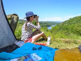 Camping Pas Cher vous présente avec son site Officiel campingpascher.fr, le Camping Flower De Mars classé 4 étoiles, situé sur la commune de Cordelle dans le département Loire (Rhône Alpes) en France. Le camping Flower De Mars vous propose un hébergement de type chalet de 29 m² pour 2 personnes. L'établissement vous propose 11 autres types d'hébergements. Découvrez tous nos séjours à petits prix dans la commune et aux alentours de Cordelle du département : Loire (Rhône Alpes). Les Avis clients pour le Camping Flower De Mars sont excellents avec une note moyenne de 9 sur 10. Piscine chauffée, Piscine extérieure, Animation enfants, Animations familiales, Aire de jeux enfants, Baby-foot, Canoë-kayak, Cyclisme, Ping-pong, Pédalo, Pétanque, Randonnée, Structure gonflable enfants, Trampoline, Bar, Boulangerie, Dépôt de pain, Pizzeria, Plats à emporter, Snack/Bar, Supermarché, Épicerie,... En savoir plus : cliquez-ICI.