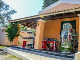 Camping Pas Cher vous présente avec son site Officiel campingpascher.fr, le Camping Karda Beach, situé sur la commune de Corfou dans le département îles Ioniennes (Grece) en Grece. Le camping Karda Beach, vous présente un hébergement de type mobil-home. Le camping Karda Beach vous proposeun séjour PAS CHER avec une REMISEdu sam. 19 septembre au sam. 26 septembre 2026, en promotion à -42% pour 7 nuits à 220 € au lieu de 385,0 € soit une Économie de 165 €. Cette location propose 17 dates différentes pour réserver votre séjour. Découvrez également les 1 autres gammes d'hébergements du camping. Mer, Piscine extérieure, Animations familiales, Aire de jeux enfants, Dépôt de pain, Épicerie,... En savoir plus : cliquez-ICI.