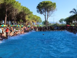 Camping Pas Cher vous présente avec son site Officiel campingpascher.fr, le Camping Villaggio Thurium classé 4 étoiles, situé sur la commune de Corigliano Rossano dans le département Cosenza (Calabre) en Italie. Le camping Villaggio Thurium, vous présente un hébergement de type mobil-home. Le camping Villaggio Thurium vous propose du sam. 12 septembre au sam. 19 septembre 2026, en promotion à -28% pour 7 nuits à 250 € au lieu de 350,0 € soit une Économie de 100 €. Cette location propose 5 dates différentes pour réserver votre séjour. Découvrez également les 1 autres gammes d'hébergements du camping. Les Avis clients pour le Camping Villaggio Thurium sont excellents avec une note moyenne de 10 sur 10. Mer, Piscine extérieure, Animations familiales, Club enfants, Aire de jeux enfants, Court de tennis, Ping-pong, Pétanque, Terrain de beach-volley, Terrain de football, Voile, kiteSurf, Bar, Bureau de tabac, Pizzeria, Plats à emporter, Restaurant, Snack/Bar, Épicerie,... En savoir plus : cliquez-ICI.