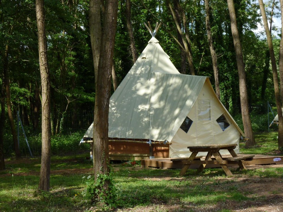 Camping Pas Cher vous présente avec son site Officiel campingpascher.fr, le Camping Du Lac De Cormoranche classé 4 étoiles, situé sur la commune de Cormoranche Sur Saone dans le département Ain (Rhône Alpes) en France. Le camping Du Lac De Cormoranche vous propose un hébergement de type tente de 19 m² pour 2 personnes. L'établissement vous propose 6 autres types d'hébergements. Découvrez tous nos séjours à petits prix dans la commune et aux alentours de Cormoranche Sur Saone du département : Ain (Rhône Alpes). Les Avis clients pour le Camping Du Lac De Cormoranche sont excellents avec une note moyenne de 8 sur 10. Animations familiales, Club enfants, Aire de jeux enfants, Court de tennis, Cyclisme, Golf, Ping-pong, Pétanque, Terrain de basketball, Terrain de beach-volley, Terrain multisports, Bar, Plats à emporter, Restaurant, Snack/Bar, Épicerie,... En savoir plus : cliquez-ICI.