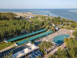 Camping Pas Cher vous présente avec son site Officiel campingpascher.fr, le Camping Oasi classé 3 étoiles, situé sur la commune de Chioggia dans le département Venise (Vénétie) en Italie. Le camping Oasi, vous présente un hébergement de type mobil-home de 25 m² pour 2 personnes avec climatisation et télévision. Le camping Oasi vous propose du mardi 08 septembre au mardi 15 septembre 2026 pour 7 nuits à 476€. Cette location propose 81 dates différentes pour réserver votre séjour. Découvrez également les 4 autres gammes d'hébergements du camping. Les Avis clients pour le Camping Oasi sont excellents avec une note moyenne de 8 sur 10. Mer, Piscine extérieure, Animations familiales, Club ados, Club enfants, Court de tennis, Cyclisme, Terrain de football, Pizzeria, Restaurant, Épicerie,... En savoir plus : cliquez-ICI.