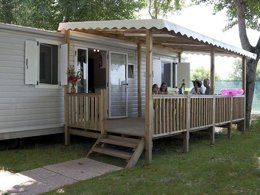 Camping Pas Cher vous présente avec son site Officiel campingpascher.fr, le Camping Oasi classé 3 étoiles, situé sur la commune de Chioggia dans le département Venise (Vénétie) en Italie. Le camping Oasi, vous présente un hébergement de type mobil-home de 25 m² pour 1 personne avec climatisation et télévision. Le camping Oasi vous propose du vendredi 27 mars au vendredi 03 avril 2026 pour 7 nuits à 511€. Cette location propose 177 dates différentes pour réserver votre séjour. Découvrez également les 4 autres gammes d'hébergements du camping. Les Avis clients pour le Camping Oasi sont excellents avec une note moyenne de 8 sur 10. Mer, Piscine extérieure, Animations familiales, Club ados, Club enfants, Court de tennis, Cyclisme, Terrain de football, Pizzeria, Restaurant, Épicerie,... En savoir plus : cliquez-ICI.