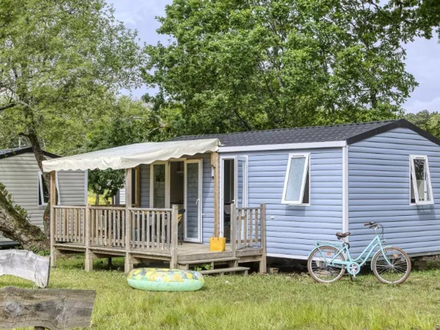 Camping Pas Cher vous présente avec son site Officiel campingpascher.fr, le Camping Romanée - Le Fort Espagnol classé 4 étoiles, situé sur la commune de Crach dans le département Morbihan (Bretagne) en France. Le camping Romanée - Le Fort Espagnol vous propose un hébergement de type mobil-home pour 4 personnes (télévision). Cet hébergement propose plus de 23 dates différentes pour réserver ! Pour dévouvrir la période la moins chère, consultez la rubrique 'Tarifs' et sélectionnez votre mois de départ. L'établissement vous propose 18 autres types d'hébergements. Découvrez tous nos séjours à petits prix dans la commune et aux alentours de Crach du département : Morbihan (Bretagne). Les Avis clients pour le Camping Romanée - Le Fort Espagnol sont excellents avec une note moyenne de 8 sur 10. Parc aquatique, Piscine couverte, Piscine extérieure, Animations familiales, Club enfants, Aire de jeux enfants, Baby-foot, Centre équestre, Golf, Jet-ski, Ping-pong, Piscine, Planche à voile, Pétanque, Randonnée, Surf, Terrain de basketball, Terrain de football, Bar, Dépôt de pain, Snack/Bar, Supermarché, Épicerie,... En savoir plus : cliquez-ICI.