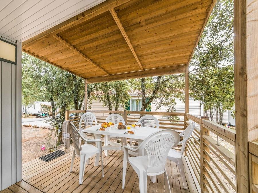 Camping Pas Cher vous présente avec son site Officiel campingpascher.fr, le Camping Romanée - Le Fort Espagnol classé 4 étoiles, situé sur la commune de Crach dans le département Morbihan (Bretagne) en France. Le camping Romanée - Le Fort Espagnol, vous présente un hébergement de type mobil-home de 24 m² avec climatisation. Le camping Romanée - Le Fort Espagnol vous propose du dimanche 14 juin au dimanche 21 juin 2026, en promotion à -24% pour 7 nuits à 330 € au lieu de 437,0 € soit une Économie de 107 €. Cette location propose 33 dates différentes pour réserver votre séjour. Découvrez également les 18 autres gammes d'hébergements du camping. Les Avis clients pour le Camping Romanée - Le Fort Espagnol sont excellents avec une note moyenne de 8 sur 10. Parc aquatique, Piscine couverte, Piscine extérieure, Animations familiales, Club enfants, Aire de jeux enfants, Baby-foot, Centre équestre, Golf, Jet-ski, Ping-pong, Piscine, Planche à voile, Pétanque, Randonnée, Surf, Terrain de basketball, Terrain de football, Bar, Dépôt de pain, Snack/Bar, Supermarché, Épicerie,... En savoir plus : cliquez-ICI.