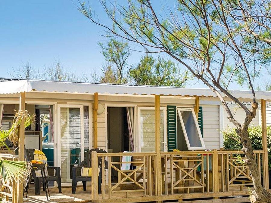 Camping Pas Cher vous présente avec son site Officiel campingpascher.fr, le Camping Romanée - Le Fort Espagnol classé 4 étoiles, situé sur la commune de Crach dans le département Morbihan (Bretagne) en France. Le camping Romanée - Le Fort Espagnol, vous présente un hébergement de type mobil-home de 31 m² pour 1 personne avec climatisation. Le camping Romanée - Le Fort Espagnol vous propose du sam. 05 septembre au sam. 12 septembre 2026, en promotion à -24% pour 7 nuits à 322 € au lieu de 427,0 € soit une Économie de 105 €. Cette location propose 18 dates différentes pour réserver votre séjour. Découvrez également les 18 autres gammes d'hébergements du camping. Les Avis clients pour le Camping Romanée - Le Fort Espagnol sont excellents avec une note moyenne de 8 sur 10. Parc aquatique, Piscine couverte, Piscine extérieure, Animations familiales, Club enfants, Aire de jeux enfants, Baby-foot, Centre équestre, Golf, Jet-ski, Ping-pong, Piscine, Planche à voile, Pétanque, Randonnée, Surf, Terrain de basketball, Terrain de football, Bar, Dépôt de pain, Snack/Bar, Supermarché, Épicerie,... En savoir plus : cliquez-ICI.