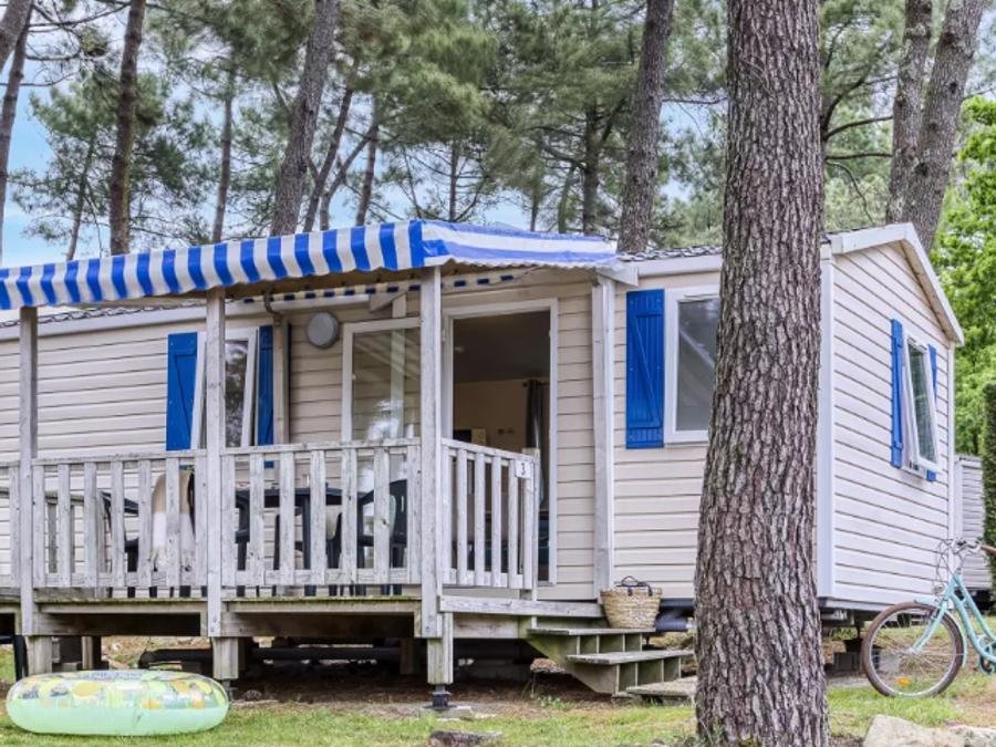 Camping Pas Cher vous présente avec son site Officiel campingpascher.fr, le Camping Romanée - Le Fort Espagnol classé 4 étoiles, situé sur la commune de Crach dans le département Morbihan (Bretagne) en France. Le camping Romanée - Le Fort Espagnol vous propose un hébergement de type mobil-home de 27 m² (télévision). Cet hébergement propose plus de 18 dates différentes pour réserver ! Pour dévouvrir la période la moins chère, consultez la rubrique 'Tarifs' et sélectionnez votre mois de départ. L'établissement vous propose 18 autres types d'hébergements. Découvrez tous nos séjours à petits prix dans la commune et aux alentours de Crach du département : Morbihan (Bretagne). Les Avis clients pour le Camping Romanée - Le Fort Espagnol sont excellents avec une note moyenne de 8 sur 10. Parc aquatique, Piscine couverte, Piscine extérieure, Animations familiales, Club enfants, Aire de jeux enfants, Baby-foot, Centre équestre, Golf, Jet-ski, Ping-pong, Piscine, Planche à voile, Pétanque, Randonnée, Surf, Terrain de basketball, Terrain de football, Bar, Dépôt de pain, Snack/Bar, Supermarché, Épicerie,... En savoir plus : cliquez-ICI.