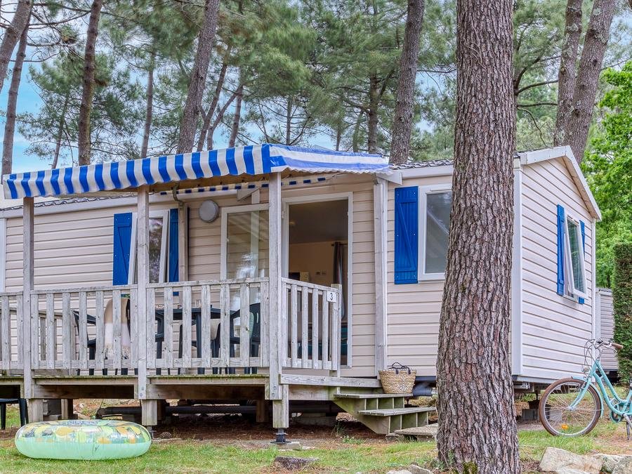 Camping Pas Cher vous présente avec son site Officiel campingpascher.fr, le Camping Romanée - Le Fort Espagnol classé 4 étoiles, situé sur la commune de Crach dans le département Morbihan (Bretagne) en France. Le camping Romanée - Le Fort Espagnol, vous présente un hébergement de type mobil-home de 41 m² avec climatisation et télévision. Le camping Romanée - Le Fort Espagnol vous propose du sam. 29 août au sam. 05 septembre 2026 pour 7 nuits à 450€. Cette location propose 36 dates différentes pour réserver votre séjour. Découvrez également les 18 autres gammes d'hébergements du camping. Les Avis clients pour le Camping Romanée - Le Fort Espagnol sont excellents avec une note moyenne de 8 sur 10. Parc aquatique, Piscine couverte, Piscine extérieure, Animations familiales, Club enfants, Aire de jeux enfants, Baby-foot, Centre équestre, Golf, Jet-ski, Ping-pong, Piscine, Planche à voile, Pétanque, Randonnée, Surf, Terrain de basketball, Terrain de football, Bar, Dépôt de pain, Snack/Bar, Supermarché, Épicerie,... En savoir plus : cliquez-ICI.