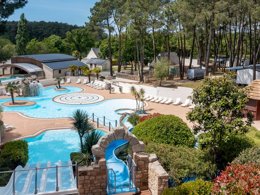 Camping Pas Cher vous présente avec son site Officiel campingpascher.fr, le Camping Romanée - Le Fort Espagnol classé 4 étoiles, situé sur la commune de Crach dans le département Morbihan (Bretagne) en France. Le camping Romanée - Le Fort Espagnol vous propose un hébergement de type mobil-home pour 4 personnes (télévision). Cet hébergement propose plus de 23 dates différentes pour réserver ! Pour dévouvrir la période la moins chère, consultez la rubrique 'Tarifs' et sélectionnez votre mois de départ. L'établissement vous propose 18 autres types d'hébergements. Découvrez tous nos séjours à petits prix dans la commune et aux alentours de Crach du département : Morbihan (Bretagne). Les Avis clients pour le Camping Romanée - Le Fort Espagnol sont excellents avec une note moyenne de 8 sur 10. Parc aquatique, Piscine couverte, Piscine extérieure, Animations familiales, Club enfants, Aire de jeux enfants, Baby-foot, Centre équestre, Golf, Jet-ski, Ping-pong, Piscine, Planche à voile, Pétanque, Randonnée, Surf, Terrain de basketball, Terrain de football, Bar, Dépôt de pain, Snack/Bar, Supermarché, Épicerie,... En savoir plus : cliquez-ICI.