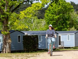 Camping Pas Cher vous présente avec son site Officiel campingpascher.fr, le Camping Romanée - Le Fort Espagnol classé 4 étoiles, situé sur la commune de Crach dans le département Morbihan (Bretagne) en France. Le camping Romanée - Le Fort Espagnol, vous présente un hébergement de type mobil-home de 31 m² pour 1 personne avec climatisation. Le camping Romanée - Le Fort Espagnol vous proposeun séjour PAS CHER avec une REMISEdu sam. 02 mai au sam. 09 mai 2026, en promotion à -30% pour 7 nuits à 245 € au lieu de 350,0 € soit une Économie de 105 €. Cette location propose 164 dates différentes pour réserver votre séjour. Découvrez également les 8 autres gammes d'hébergements du camping. Les Avis clients pour le Camping Romanée - Le Fort Espagnol sont excellents avec une note moyenne de 8 sur 10. Parc aquatique, Piscine couverte, Piscine extérieure, Animations familiales, Club enfants, Aire de jeux enfants, Baby-foot, Centre équestre, Golf, Jet-ski, Ping-pong, Piscine, Planche à voile, Pétanque, Randonnée, Surf, Terrain de basketball, Terrain de football, Bar, Dépôt de pain, Snack/Bar, Supermarché, Épicerie,... En savoir plus : cliquez-ICI.