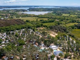 Camping Pas Cher vous présente avec son site Officiel campingpascher.fr, le Camping Romanée - Le Fort Espagnol classé 4 étoiles, situé sur la commune de Crach dans le département Morbihan (Bretagne) en France. Le camping Romanée - Le Fort Espagnol, vous présente un hébergement de type mobil-home de 35 m² pour 1 personne. Le camping Romanée - Le Fort Espagnol vous proposeun séjour PAS CHER avec une REMISEdu sam. 02 mai au sam. 09 mai 2026, en promotion à -30% pour 7 nuits à 294 € au lieu de 420,0 € soit une Économie de 126 €. Cette location propose 106 dates différentes pour réserver votre séjour. Découvrez également les 8 autres gammes d'hébergements du camping. Les Avis clients pour le Camping Romanée - Le Fort Espagnol sont excellents avec une note moyenne de 8 sur 10. Parc aquatique, Piscine couverte, Piscine extérieure, Animations familiales, Club enfants, Aire de jeux enfants, Baby-foot, Centre équestre, Golf, Jet-ski, Ping-pong, Piscine, Planche à voile, Pétanque, Randonnée, Surf, Terrain de basketball, Terrain de football, Bar, Dépôt de pain, Snack/Bar, Supermarché, Épicerie,... En savoir plus : cliquez-ICI.