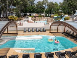 Camping Pas Cher vous présente avec son site Officiel campingpascher.fr, le Camping Romanée - Le Fort Espagnol classé 4 étoiles, situé sur la commune de Crach dans le département Morbihan (Bretagne) en France. Le camping Romanée - Le Fort Espagnol, vous présente un hébergement de type mobil-home de 25 m² et télévision. Le camping Romanée - Le Fort Espagnol vous propose du sam. 30 mai au sam. 06 juin 2026 pour 7 nuits à 239€. Cette location propose 24 dates différentes pour réserver votre séjour. Découvrez également les 8 autres gammes d'hébergements du camping. Les Avis clients pour le Camping Romanée - Le Fort Espagnol sont excellents avec une note moyenne de 8 sur 10. Parc aquatique, Piscine couverte, Piscine extérieure, Animations familiales, Club enfants, Aire de jeux enfants, Baby-foot, Centre équestre, Golf, Jet-ski, Ping-pong, Piscine, Planche à voile, Pétanque, Randonnée, Surf, Terrain de basketball, Terrain de football, Bar, Dépôt de pain, Snack/Bar, Supermarché, Épicerie,... En savoir plus : cliquez-ICI.