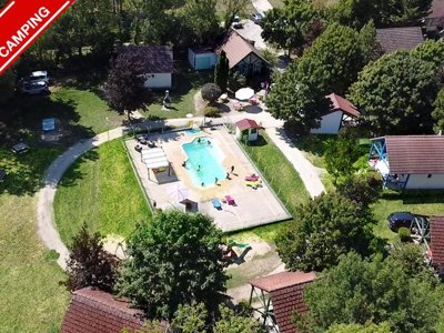 Cliquez pour découvrir toutes les photos de l'ÉTABLISSEMENT ! camping Village Chalets – Le Rû Du Pré photo 2