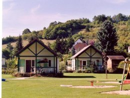 Camping Pas Cher vous présente avec son site Officiel campingpascher.fr, le Camping Village Chalets – Le Rû Du Pré, situé sur la commune de Cravant dans le département Yonne (Bourgogne) en France. Le camping Village Chalets – Le Rû Du Pré vous propose un hébergement de type chalet de 60 m² (télévision). L'établissement vous propose 2 autres types d'hébergements. Découvrez tous nos séjours à petits prix dans la commune et aux alentours de Cravant du département : Yonne (Bourgogne). Les Avis clients pour le Camping Village Chalets – Le Rû Du Pré sont excellents avec une note moyenne de 8 sur 10. Piscine extérieure, Aire de jeux enfants, Court de tennis, Ping-pong, Pétanque, Terrain de football, Snack/Bar,... En savoir plus : cliquez-ICI.