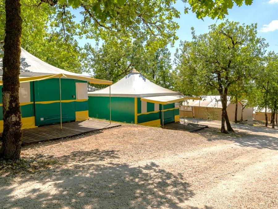 Camping Pas Cher vous présente avec son site Officiel campingpascher.fr, le Camping Les Reflets Du Quercy classé 4 étoiles, situé sur la commune de Crayssac dans le département Lot (Midi Pyrénées) en France. Le camping Les Reflets Du Quercy, vous présente un hébergement de type tente de 25 m² pour 2 personnes. Le camping Les Reflets Du Quercy vous propose du vendredi 05 juin au vendredi 12 juin 2026 avec une PROMO de DERNIÈRE MINUTE, en promotion à -14% pour 7 nuits à 210 € au lieu de 245,0 € soit une Économie de 35 €. Cette location propose 109 dates différentes pour réserver votre séjour. Découvrez également les 6 autres gammes d'hébergements du camping. Les Avis clients pour le Camping Les Reflets Du Quercy sont excellents avec une note moyenne de 8 sur 10. Piscine extérieure, Club enfants, Aire de jeux enfants, Canoë-kayak, Cyclisme, Ping-pong, Pétanque, Terrain de volley-ball, Bar, Dépôt de pain, Restaurant, Épicerie,... En savoir plus : cliquez-ICI.