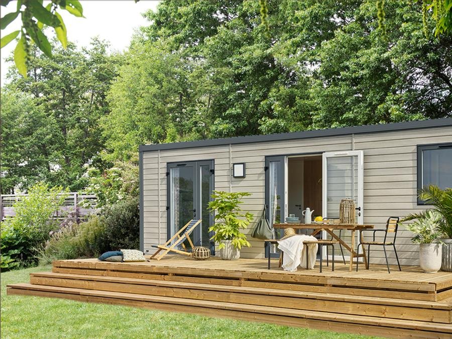 Camping Pas Cher vous présente avec son site Officiel campingpascher.fr, le Camping Les Reflets Du Quercy classé 4 étoiles, situé sur la commune de Crayssac dans le département Lot (Midi Pyrénées) en France. Le camping Les Reflets Du Quercy, vous présente un hébergement de type mobil-home de 34 m² pour 6 personnes avec climatisation et télévision. Le camping Les Reflets Du Quercy vous propose du dimanche 14 juin au dimanche 21 juin 2026, en promotion à -14% pour 7 nuits à 360 € au lieu de 420,0 € soit une Économie de 60 €. Cette location propose 87 dates différentes pour réserver votre séjour. Découvrez également les 6 autres gammes d'hébergements du camping. Les Avis clients pour le Camping Les Reflets Du Quercy sont excellents avec une note moyenne de 8 sur 10. Piscine extérieure, Club enfants, Aire de jeux enfants, Canoë-kayak, Cyclisme, Ping-pong, Pétanque, Terrain de volley-ball, Bar, Dépôt de pain, Restaurant, Épicerie,... En savoir plus : cliquez-ICI.