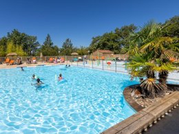 Camping Pas Cher vous présente avec son site Officiel campingpascher.fr, le Camping Les Reflets Du Quercy classé 4 étoiles, situé sur la commune de Crayssac dans le département Lot (Midi Pyrénées) en France. Le camping Les Reflets Du Quercy, vous présente un hébergement de type tente de 25 m² pour 2 personnes. Le camping Les Reflets Du Quercy vous propose du vendredi 05 juin au vendredi 12 juin 2026 avec une PROMO de DERNIÈRE MINUTE, en promotion à -14% pour 7 nuits à 210 € au lieu de 245,0 € soit une Économie de 35 €. Cette location propose 109 dates différentes pour réserver votre séjour. Découvrez également les 6 autres gammes d'hébergements du camping. Les Avis clients pour le Camping Les Reflets Du Quercy sont excellents avec une note moyenne de 8 sur 10. Piscine extérieure, Club enfants, Aire de jeux enfants, Canoë-kayak, Cyclisme, Ping-pong, Pétanque, Terrain de volley-ball, Bar, Dépôt de pain, Restaurant, Épicerie,... En savoir plus : cliquez-ICI.
