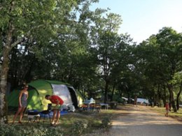 Camping Pas Cher vous présente avec son site Officiel campingpascher.fr, le Camping Les Reflets Du Quercy classé 4 étoiles, situé sur la commune de Crayssac dans le département Lot (Midi Pyrénées) en France. Le camping Les Reflets Du Quercy vous propose un hébergement de type chalet de 25 m² pour 2 personnes. L'établissement vous propose 6 autres types d'hébergements. Découvrez tous nos séjours à petits prix dans la commune et aux alentours de Crayssac du département : Lot (Midi Pyrénées). Les Avis clients pour le Camping Les Reflets Du Quercy sont excellents avec une note moyenne de 8 sur 10. Piscine extérieure, Club enfants, Aire de jeux enfants, Canoë-kayak, Cyclisme, Ping-pong, Pétanque, Terrain de volley-ball, Bar, Dépôt de pain, Restaurant, Épicerie,... En savoir plus : cliquez-ICI.