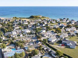 Camping Pas Cher vous présente avec son site Officiel campingpascher.fr, le Camping Sandaya Le Kérou classé 4 étoiles, situé sur la commune de Clohars Carnoet dans le département Finistère (Bretagne) en France. Le camping Sandaya Le Kérou, vous présente un hébergement de type tente de 16 m². Le camping Sandaya Le Kérou vous propose du mardi 09 juin au mardi 16 juin 2026, en promotion à -20% pour 7 nuits à 247,20 € au lieu de 309,0 € soit une Économie de 61,80 €. Cette location propose 47 dates différentes pour réserver votre séjour. Découvrez également les 19 autres gammes d'hébergements du camping. Les Avis clients pour le Camping Sandaya Le Kérou sont excellents avec une note moyenne de 8 sur 10. Piscine couverte, Piscine extérieure, Animations familiales, Aire de jeux enfants, Flipper, Ping-pong, Plongée, Pétanque, Terrain de basketball, Terrain de football, Terrain multisports, Bar, Dépôt de pain, Plats à emporter, Snack/Bar, Épicerie,... En savoir plus : cliquez-ICI.