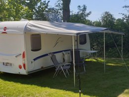 Camping Pas Cher vous présente avec son site Officiel campingpascher.fr, le Camping Flower Le Kergariou classé 3 étoiles, situé sur la commune de Clohars Carnoet dans le département Finistère (Bretagne) en France. Le camping Flower Le Kergariou vous propose un hébergement de type tente en toile et bois de 37 m² pour 3 personnes. L'établissement vous propose 11 autres types d'hébergements. Découvrez tous nos séjours à petits prix dans la commune et aux alentours de Clohars Carnoet du département : Finistère (Bretagne). Les Avis clients pour le Camping Flower Le Kergariou sont excellents avec une note moyenne de 8 sur 10. Piscine chauffée, Piscine couverte, Animation enfants, Animations familiales, Aire de jeux enfants, Baby-foot, Canoë-kayak, Centre équestre, Court de tennis, Golf, Parcours sportif, Ping-pong, Pétanque, Structure gonflable enfants, Bar, Dépôt de pain, Plats à emporter, Snack/Bar,... En savoir plus : cliquez-ICI.