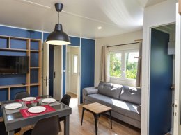 Camping Pas Cher vous présente avec son site Officiel campingpascher.fr, le Camping Flower Le Kergariou classé 3 étoiles, situé sur la commune de Clohars Carnoet dans le département Finistère (Bretagne) en France. Le camping Flower Le Kergariou vous propose un hébergement de type mobil-home de 31 m² pour 5 personnes (télévision). L'établissement vous propose 11 autres types d'hébergements. Découvrez tous nos séjours à petits prix dans la commune et aux alentours de Clohars Carnoet du département : Finistère (Bretagne). Les Avis clients pour le Camping Flower Le Kergariou sont excellents avec une note moyenne de 8 sur 10. Piscine chauffée, Piscine couverte, Animation enfants, Animations familiales, Aire de jeux enfants, Baby-foot, Canoë-kayak, Centre équestre, Court de tennis, Golf, Parcours sportif, Ping-pong, Pétanque, Structure gonflable enfants, Bar, Dépôt de pain, Plats à emporter, Snack/Bar,... En savoir plus : cliquez-ICI.