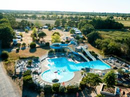 Camping Pas Cher vous présente avec son site Officiel campingpascher.fr, le Camping RCN La Ferme Du Latois classé 4 étoiles, situé sur la commune de Coex dans le département Vendée (Pays De La Loire) en France. Le camping RCN La Ferme Du Latois, vous présente un hébergement de type mobil-home pour 1 personne et télévision. Le camping RCN La Ferme Du Latois vous propose du vendredi 01 mai au vendredi 08 mai 2026, en promotion à -5% pour 7 nuits à 348,65 € au lieu de 367,0 € soit une Économie de 18,35 €. Cette location propose 116 dates différentes pour réserver votre séjour. Découvrez également les 18 autres gammes d'hébergements du camping. Les Avis clients pour le Camping RCN La Ferme Du Latois sont excellents avec une note moyenne de 8 sur 10. MerÉtang, Bassin enfant, Piscine extérieure, Animations familiales, Aire de jeux enfants, Golf, Ping-pong, Pétanque, Terrain de football, Trampoline, Bar, Dépôt de pain, Restaurant, Épicerie,... En savoir plus : cliquez-ICI.