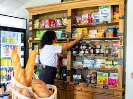 Camping Pas Cher vous présente avec son site Officiel campingpascher.fr, le Camping RCN La Ferme Du Latois classé 4 étoiles, situé sur la commune de Coex dans le département Vendée (Pays De La Loire) en France. Le camping RCN La Ferme Du Latois, vous présente un hébergement de type hébergement insolite pour 1 personne. Le camping RCN La Ferme Du Latois vous propose du lundi 04 mai au lundi 11 mai 2026, en promotion à -5% pour 7 nuits à 277,40 € au lieu de 292,0 € soit une Économie de 14,60 €. Cette location propose 116 dates différentes pour réserver votre séjour. Découvrez également les 18 autres gammes d'hébergements du camping. Les Avis clients pour le Camping RCN La Ferme Du Latois sont excellents avec une note moyenne de 8 sur 10. MerÉtang, Bassin enfant, Piscine extérieure, Animations familiales, Aire de jeux enfants, Golf, Ping-pong, Pétanque, Terrain de football, Trampoline, Bar, Dépôt de pain, Restaurant, Épicerie,... En savoir plus : cliquez-ICI.