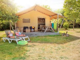 Camping Pas Cher vous présente avec son site Officiel campingpascher.fr, le Camping RCN La Ferme Du Latois classé 4 étoiles, situé sur la commune de Coex dans le département Vendée (Pays De La Loire) en France. Le camping RCN La Ferme Du Latois, vous présente un hébergement de type tente en toile et bois de 16 m². Le camping RCN La Ferme Du Latois vous propose du lundi 04 mai au lundi 11 mai 2026, en promotion à -5% pour 7 nuits à 235,60 € au lieu de 248,0 € soit une Économie de 12,40 €. Cette location propose 116 dates différentes pour réserver votre séjour. Découvrez également les 18 autres gammes d'hébergements du camping. Les Avis clients pour le Camping RCN La Ferme Du Latois sont excellents avec une note moyenne de 8 sur 10. MerÉtang, Bassin enfant, Piscine extérieure, Animations familiales, Aire de jeux enfants, Golf, Ping-pong, Pétanque, Terrain de football, Trampoline, Bar, Dépôt de pain, Restaurant, Épicerie,... En savoir plus : cliquez-ICI.