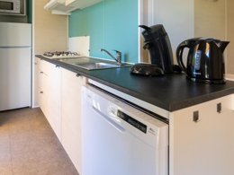 Camping Pas Cher vous présente avec son site Officiel campingpascher.fr, le Camping RCN La Ferme Du Latois classé 4 étoiles, situé sur la commune de Coex dans le département Vendée (Pays De La Loire) en France. Le camping RCN La Ferme Du Latois, vous présente un hébergement de type mobil-home avec climatisation et télévision. Le camping RCN La Ferme Du Latois vous propose du lundi 04 mai au lundi 11 mai 2026 pour 7 nuits à 410€. Cette location propose 112 dates différentes pour réserver votre séjour. Découvrez également les 18 autres gammes d'hébergements du camping. Les Avis clients pour le Camping RCN La Ferme Du Latois sont excellents avec une note moyenne de 8 sur 10. MerÉtang, Bassin enfant, Piscine extérieure, Animations familiales, Aire de jeux enfants, Golf, Ping-pong, Pétanque, Terrain de football, Trampoline, Bar, Dépôt de pain, Restaurant, Épicerie,... En savoir plus : cliquez-ICI.