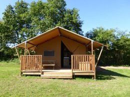 Camping Pas Cher vous présente avec son site Officiel campingpascher.fr, le Camping RCN La Ferme Du Latois classé 4 étoiles, situé sur la commune de Coex dans le département Vendée (Pays De La Loire) en France. Le camping RCN La Ferme Du Latois, vous présente un hébergement de type tente en toile et bois de 50 m² pour 2 personnes. Le camping RCN La Ferme Du Latois vous propose du lundi 04 mai au lundi 11 mai 2026, en promotion à -5% pour 7 nuits à 424,65 € au lieu de 447,0 € soit une Économie de 22,35 €. Cette location propose 111 dates différentes pour réserver votre séjour. Découvrez également les 18 autres gammes d'hébergements du camping. Les Avis clients pour le Camping RCN La Ferme Du Latois sont excellents avec une note moyenne de 8 sur 10. MerÉtang, Bassin enfant, Piscine extérieure, Animations familiales, Aire de jeux enfants, Golf, Ping-pong, Pétanque, Terrain de football, Trampoline, Bar, Dépôt de pain, Restaurant, Épicerie,... En savoir plus : cliquez-ICI.