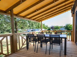 Camping Pas Cher vous présente avec son site Officiel campingpascher.fr, le Camping RCN La Ferme Du Latois classé 4 étoiles, situé sur la commune de Coex dans le département Vendée (Pays De La Loire) en France. Le camping RCN La Ferme Du Latois, vous présente un hébergement de type mobil-home pour 1 personne et télévision. Le camping RCN La Ferme Du Latois vous propose du lundi 04 mai au lundi 11 mai 2026 pour 7 nuits à 540€. Cette location propose 101 dates différentes pour réserver votre séjour. Découvrez également les 18 autres gammes d'hébergements du camping. Les Avis clients pour le Camping RCN La Ferme Du Latois sont excellents avec une note moyenne de 8 sur 10. MerÉtang, Bassin enfant, Piscine extérieure, Animations familiales, Aire de jeux enfants, Golf, Ping-pong, Pétanque, Terrain de football, Trampoline, Bar, Dépôt de pain, Restaurant, Épicerie,... En savoir plus : cliquez-ICI.