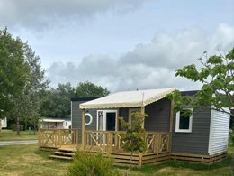 Camping Pas Cher vous présente avec son site Officiel campingpascher.fr, le Camping RCN La Ferme Du Latois classé 4 étoiles, situé sur la commune de Coex dans le département Vendée (Pays De La Loire) en France. Le camping RCN La Ferme Du Latois, vous présente un hébergement de type mobil-home et télévision. Le camping RCN La Ferme Du Latois vous propose du lundi 04 mai au lundi 11 mai 2026 pour 7 nuits à 454€. Cette location propose 110 dates différentes pour réserver votre séjour. Découvrez également les 18 autres gammes d'hébergements du camping. Les Avis clients pour le Camping RCN La Ferme Du Latois sont excellents avec une note moyenne de 8 sur 10. MerÉtang, Bassin enfant, Piscine extérieure, Animations familiales, Aire de jeux enfants, Golf, Ping-pong, Pétanque, Terrain de football, Trampoline, Bar, Dépôt de pain, Restaurant, Épicerie,... En savoir plus : cliquez-ICI.