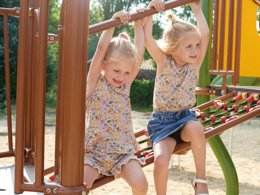 Camping Pas Cher vous présente avec son site Officiel campingpascher.fr, le Camping RCN La Ferme Du Latois classé 4 étoiles, situé sur la commune de Coex dans le département Vendée (Pays De La Loire) en France. Le camping RCN La Ferme Du Latois, vous présente un hébergement de type mobil-home de 40 m² et télévision. Le camping RCN La Ferme Du Latois vous propose du lundi 04 mai au lundi 11 mai 2026 pour 7 nuits à 512€. Cette location propose 81 dates différentes pour réserver votre séjour. Découvrez également les 18 autres gammes d'hébergements du camping. Les Avis clients pour le Camping RCN La Ferme Du Latois sont excellents avec une note moyenne de 8 sur 10. MerÉtang, Bassin enfant, Piscine extérieure, Animations familiales, Aire de jeux enfants, Golf, Ping-pong, Pétanque, Terrain de football, Trampoline, Bar, Dépôt de pain, Restaurant, Épicerie,... En savoir plus : cliquez-ICI.