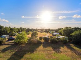 Camping Pas Cher vous présente avec son site Officiel campingpascher.fr, le Camping RCN La Ferme Du Latois classé 4 étoiles, situé sur la commune de Coex dans le département Vendée (Pays De La Loire) en France. Le camping RCN La Ferme Du Latois, vous présente un hébergement de type tente en toile et bois de 41 m² pour 2 personnes. Le camping RCN La Ferme Du Latois vous propose du lundi 04 mai au lundi 11 mai 2026, en promotion à -5% pour 7 nuits à 394,25 € au lieu de 415,0 € soit une Économie de 20,75 €. Cette location propose 113 dates différentes pour réserver votre séjour. Découvrez également les 18 autres gammes d'hébergements du camping. Les Avis clients pour le Camping RCN La Ferme Du Latois sont excellents avec une note moyenne de 8 sur 10. MerÉtang, Bassin enfant, Piscine extérieure, Animations familiales, Aire de jeux enfants, Golf, Ping-pong, Pétanque, Terrain de football, Trampoline, Bar, Dépôt de pain, Restaurant, Épicerie,... En savoir plus : cliquez-ICI.