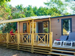 Camping Pas Cher vous présente avec son site Officiel campingpascher.fr, le Camping RCN La Ferme Du Latois classé 4 étoiles, situé sur la commune de Coex dans le département Vendée (Pays De La Loire) en France. Le camping RCN La Ferme Du Latois, vous présente un hébergement de type mobil-home pour 1 personne avec climatisation et télévision. Le camping RCN La Ferme Du Latois vous propose du lundi 04 mai au lundi 11 mai 2026 pour 7 nuits à 454€. Cette location propose 110 dates différentes pour réserver votre séjour. Découvrez également les 18 autres gammes d'hébergements du camping. Les Avis clients pour le Camping RCN La Ferme Du Latois sont excellents avec une note moyenne de 8 sur 10. MerÉtang, Bassin enfant, Piscine extérieure, Animations familiales, Aire de jeux enfants, Golf, Ping-pong, Pétanque, Terrain de football, Trampoline, Bar, Dépôt de pain, Restaurant, Épicerie,... En savoir plus : cliquez-ICI.