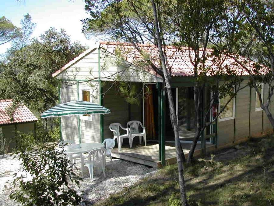 Camping Pas Cher vous présente avec son site Officiel campingpascher.fr, le Camping Le Mas De Reilhe classé 4 étoiles, situé sur la commune de Crespian dans le département Gard (Languedoc Roussillon) en France. Le camping Le Mas De Reilhe vous propose un hébergement de type chalet de 31 m² pour 2 personnes avec climatisation. L'établissement vous propose 12 autres types d'hébergements. Découvrez tous nos séjours à petits prix dans la commune et aux alentours de Crespian du département : Gard (Languedoc Roussillon). Les Avis clients pour le Camping Le Mas De Reilhe sont excellents avec une note moyenne de 8 sur 10. MerRivière, Piscine chauffée, Piscine extérieure, Animation ados, Animations familiales, Club enfants, Aire de jeux enfants, Baby-foot, Canoë-kayak, Centre équestre, Golf, Parcours sportif, Ping-pong, Pétanque, Randonnée, Structure gonflable enfants, Terrain multisports, Trampoline, Bar, Boulangerie, Plats à emporter, Restaurant, Supermarché, Épicerie,... En savoir plus : cliquez-ICI.