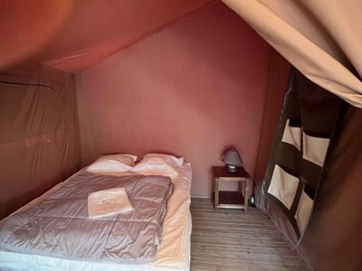 Cliquez pour découvrir toutes les photos de l'HÉBERGEMENT ! tente en toile et bois - Le Mas De Reilhe photo 7
