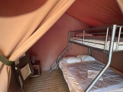 Cliquez pour découvrir toutes les photos de l'HÉBERGEMENT ! tente en toile et bois - Le Mas De Reilhe photo 8