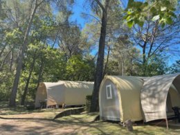 Camping Pas Cher vous présente avec son site Officiel campingpascher.fr, le Camping Le Mas De Reilhe classé 4 étoiles, situé sur la commune de Crespian dans le département Gard (Languedoc Roussillon) en France. Le camping Le Mas De Reilhe, vous présente un hébergement de type bungalow toilé de 13 m² pour 2 personnes. Le camping Le Mas De Reilhe vous propose du mercredi 01 avril au mercredi 08 avril 2026 pour 7 nuits à 280€. Cette location propose 177 dates différentes pour réserver votre séjour. Découvrez également les 12 autres gammes d'hébergements du camping. Les Avis clients pour le Camping Le Mas De Reilhe sont excellents avec une note moyenne de 8 sur 10. MerRivière, Piscine chauffée, Piscine extérieure, Animation ados, Animations familiales, Club enfants, Aire de jeux enfants, Baby-foot, Canoë-kayak, Centre équestre, Golf, Parcours sportif, Ping-pong, Pétanque, Randonnée, Structure gonflable enfants, Terrain multisports, Trampoline, Bar, Boulangerie, Plats à emporter, Restaurant, Supermarché, Épicerie,... En savoir plus : cliquez-ICI.