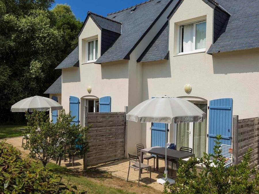 Camping Pas Cher vous présente avec son site Officiel campingpascher.fr, la Résidence Odalys Référence Horizon Morgat, située sur la commune de Crozon dans le département Finistère (Bretagne) en France. La résidence Odalys Référence Horizon Morgat, vous présente un hébergement de type maison de 33 m² et télévision. La résidence Odalys Référence Horizon Morgat vous propose du sam. 27 juin au sam. 04 juillet 2026, en promotion à -19% pour 7 nuits à 559,20 € au lieu de 699,0 € soit une Économie de 139,80 €. Cette location propose 35 dates différentes pour réserver votre séjour. Découvrez également les 3 autres gammes d'hébergements de la résidence. Les Avis clients pour la Résidence Odalys Référence Horizon Morgat sont excellents avec une note moyenne de 8 sur 10. Piscine chauffée, Piscine extérieure, Aire de jeux enfants, Canoë-kayak, Centre équestre, Court de tennis, Ping-pong, Pétanque, Salle de fitness, Terrain multisports,... En savoir plus : cliquez-ICI.