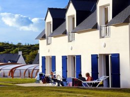 Camping Pas Cher vous présente avec son site Officiel campingpascher.fr, la Résidence Odalys Référence Horizon Morgat, située sur la commune de Crozon dans le département Finistère (Bretagne) en France. La résidence Odalys Référence Horizon Morgat, vous présente un hébergement de type maison de 42 m² pour 2 personnes et télévision. La résidence Odalys Référence Horizon Morgat vous propose du sam. 31 octobre au sam. 07 novembre 2026 pour 7 nuits à 359€. Cette location propose 22 dates différentes pour réserver votre séjour. Découvrez également les 3 autres gammes d'hébergements de la résidence. Les Avis clients pour la Résidence Odalys Référence Horizon Morgat sont excellents avec une note moyenne de 8 sur 10. Piscine chauffée, Piscine extérieure, Aire de jeux enfants, Canoë-kayak, Centre équestre, Court de tennis, Ping-pong, Pétanque, Salle de fitness, Terrain multisports,... En savoir plus : cliquez-ICI.