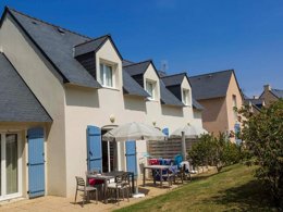 Camping Pas Cher vous présente avec son site Officiel campingpascher.fr, la Résidence Odalys Référence Horizon Morgat, située sur la commune de Crozon dans le département Finistère (Bretagne) en France. La résidence Odalys Référence Horizon Morgat vous propose un hébergement de type maison de 42 m² pour 2 personnes (télévision). Cet hébergement propose plus de 38 dates différentes pour réserver ! Pour dévouvrir la période la moins chère, consultez la rubrique 'Tarifs' et sélectionnez votre mois de départ. L'établissement vous propose 3 autres types d'hébergements. Découvrez tous nos séjours à petits prix dans la commune et aux alentours de Crozon du département : Finistère (Bretagne). Les Avis clients pour la Résidence Odalys Référence Horizon Morgat sont excellents avec une note moyenne de 8 sur 10. Piscine chauffée, Piscine extérieure, Aire de jeux enfants, Canoë-kayak, Centre équestre, Court de tennis, Ping-pong, Pétanque, Salle de fitness, Terrain multisports,... En savoir plus : cliquez-ICI.