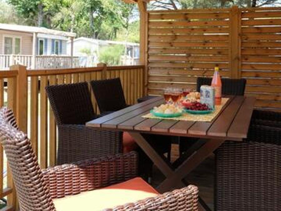 Camping Pas Cher vous présente avec son site Officiel campingpascher.fr, le Camping Cisano San Vito classé 4 étoiles, situé sur la commune de Ciscino Di Bardolino dans le département Vérone (Vénétie) en Italie. Le camping Cisano San Vito, vous présente un hébergement de type mobil-home de 29 m² avec climatisation. Le camping Cisano San Vito vous proposeun séjour PAS CHER avec une REMISEdu sam. 17 octobre au sam. 24 octobre 2026, en promotion à -42% pour 7 nuits à 260 € au lieu de 455,0 € soit une Économie de 195 €. Cette location propose 7 dates différentes pour réserver votre séjour. Découvrez également les 13 autres gammes d'hébergements du camping. Les Avis clients pour le Camping Cisano San Vito sont de 7 sur 10. LacRivière, Parc aquatique, Piscine extérieure, Animations familiales, Club enfants, Aire de jeux enfants, Baby-foot, Canoë-kayak, Centre équestre, Court de tennis, Cyclisme, Golf, Paddle, Parcours sportif, Ping-pong, Pédalo, Structure gonflable enfants, Terrain de basketball, Terrain de football, Terrain de volley-ball, Terrain multisports, Trampoline, Bar, Pizzeria, Plats à emporter, Restaurant, Snack/Bar, Épicerie,... En savoir plus : cliquez-ICI.
