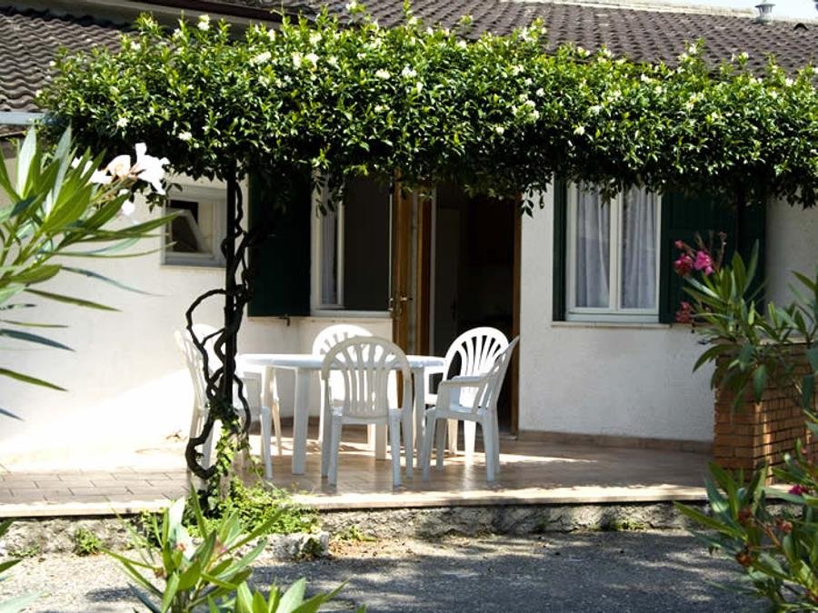 Camping Pas Cher vous présente avec son site Officiel campingpascher.fr, le Camping Cisano San Vito classé 4 étoiles, situé sur la commune de Ciscino Di Bardolino dans le département Vérone (Vénétie) en Italie. Le camping Cisano San Vito, vous présente un hébergement de type bungalow de 25 m² pour 2 personnes avec climatisation. Le camping Cisano San Vito vous propose du sam. 19 septembre au sam. 26 septembre 2026 pour 7 nuits à 525€. Cette location propose 42 dates différentes pour réserver votre séjour. Découvrez également les 13 autres gammes d'hébergements du camping. Les Avis clients pour le Camping Cisano San Vito sont de 7 sur 10. LacRivière, Parc aquatique, Piscine extérieure, Animations familiales, Club enfants, Aire de jeux enfants, Baby-foot, Canoë-kayak, Centre équestre, Court de tennis, Cyclisme, Golf, Paddle, Parcours sportif, Ping-pong, Pédalo, Structure gonflable enfants, Terrain de basketball, Terrain de football, Terrain de volley-ball, Terrain multisports, Trampoline, Bar, Pizzeria, Plats à emporter, Restaurant, Snack/Bar, Épicerie,... En savoir plus : cliquez-ICI.